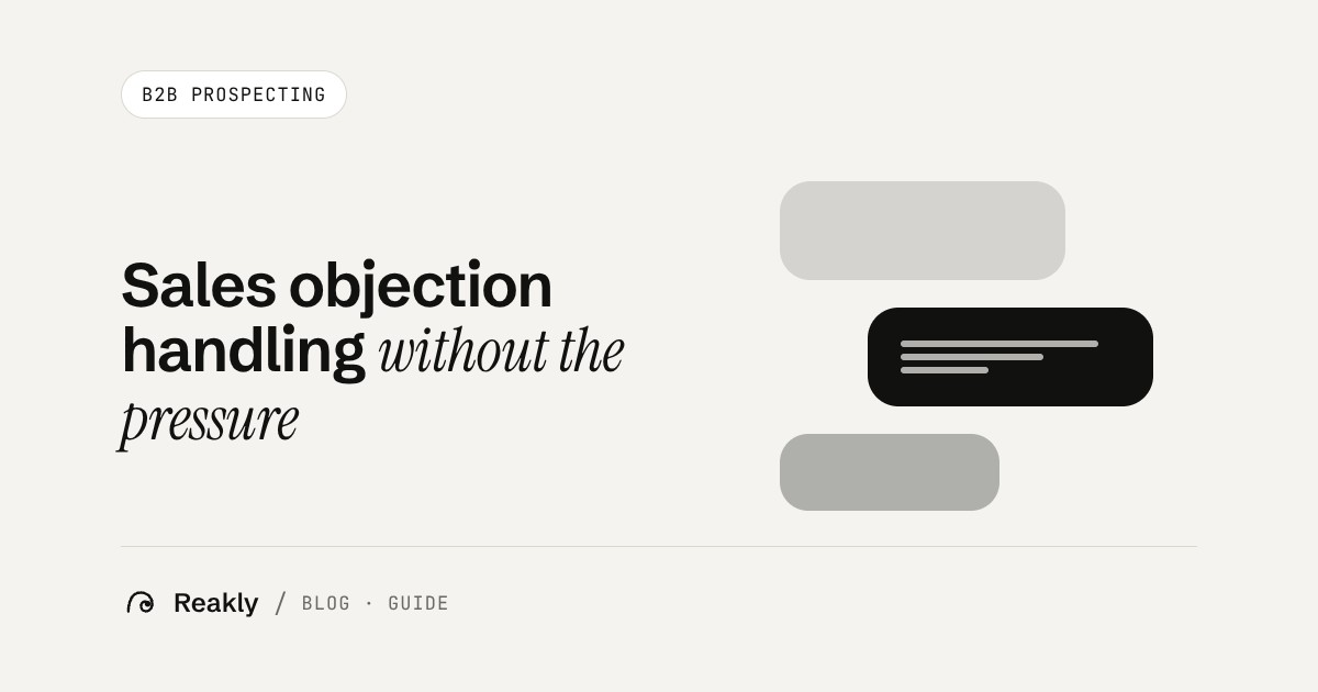 Cover of the Reakly article on sales objection handling: chat bubbles between a seller and a prospect